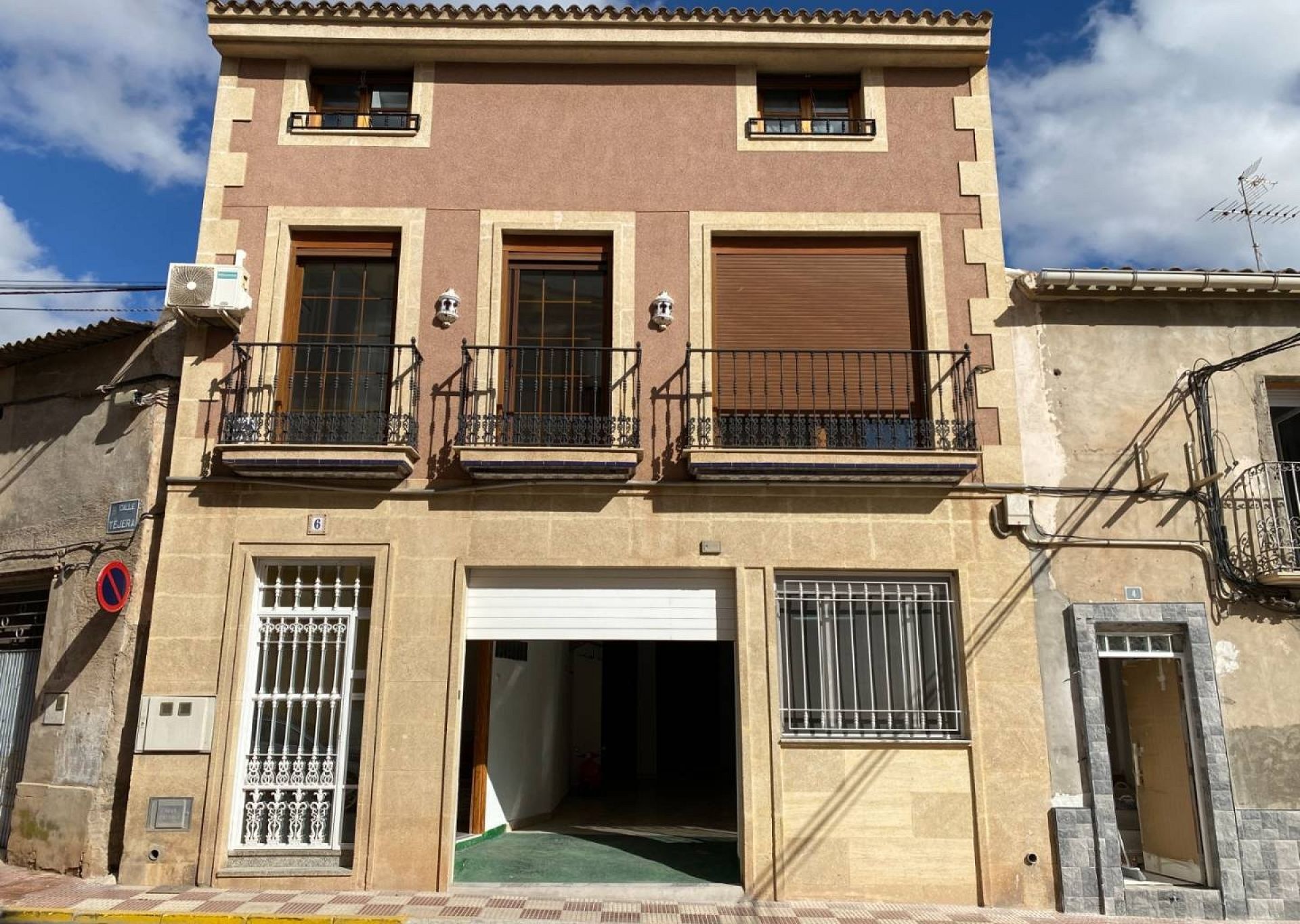 Preciosa casa adosada moderna de 4 dormitorios y 4 baños con amplio garaje y patio en las afueras de la ciudad en Sax.